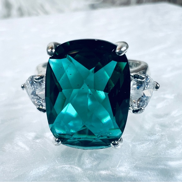 Gorgeous Silvertone with emerald green center costume statement, size 7 … - Picture 4 of 10